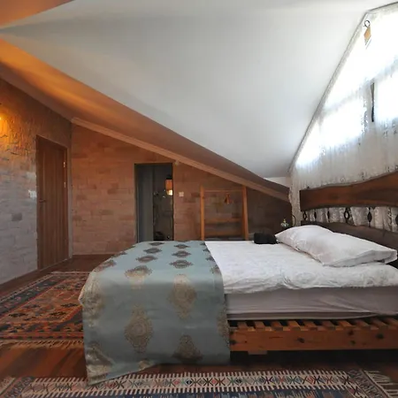 Uchisarstonehouse Szálloda