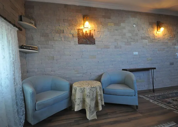 Uchisarstonehouse Hotel *