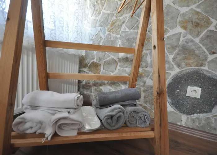 Uchisarstonehouse Hotel *